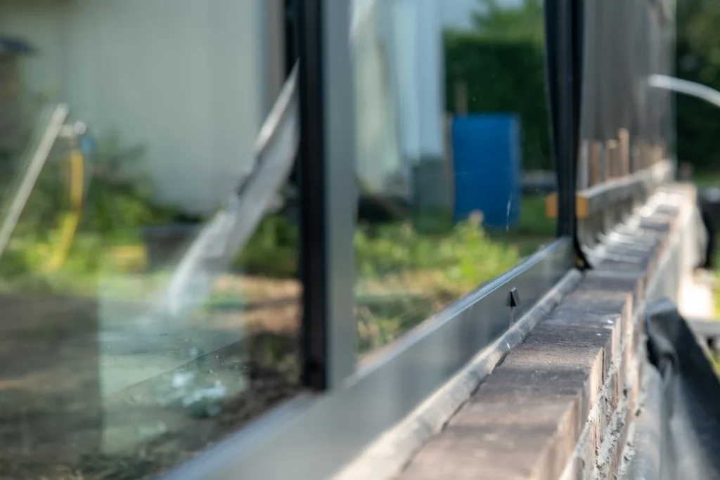 aluminium kozijn van Le Bocq met verticale staander