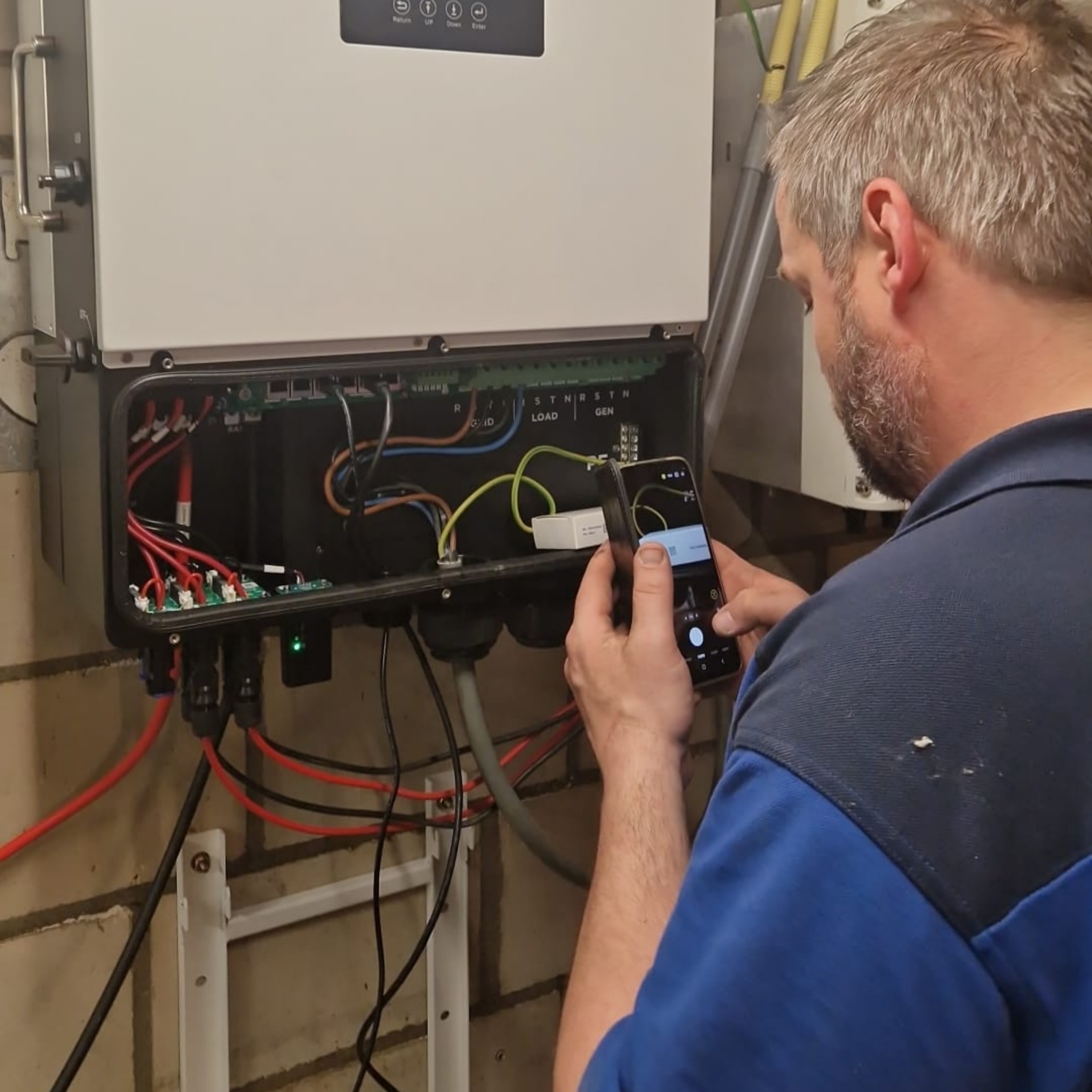 Frank van Lebocq Energy aan het werk aan een thuisbatterij en hybride omvormer