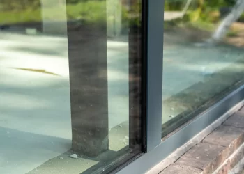 foto van een groot Le Bocq aluminium kozijn in een nieuwbouwwoning