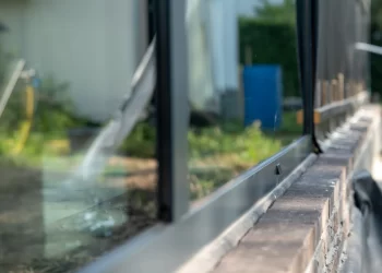 aluminium kozijn van Le Bocq met verticale staander