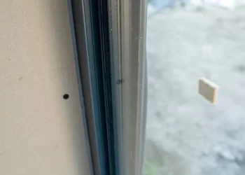 foto van een Le Bocq aluminium kozijn in een nieuwbouwwoning in aanbouw. Je ziet dat het glas er al in zit.
